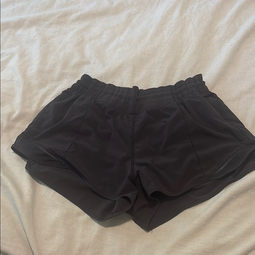 black lululemon hotty hots 4.5 in